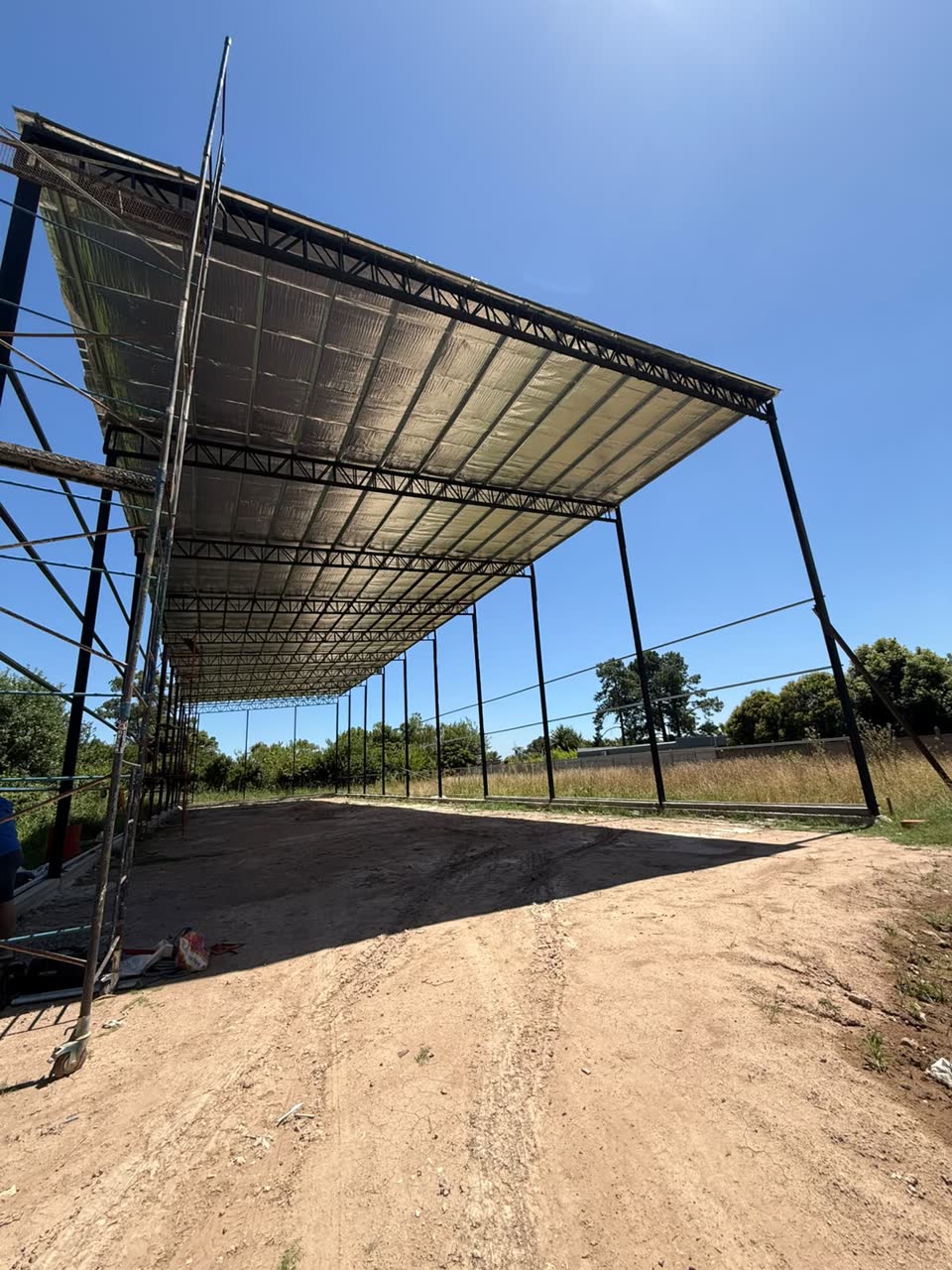 Estructura de un techado terminada, vista desde abajo contra el cielo